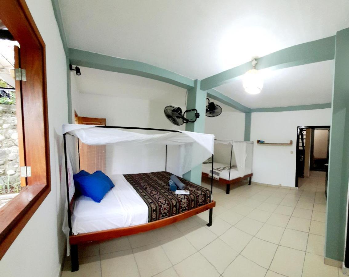Merdeka House Maluk Exterior photo