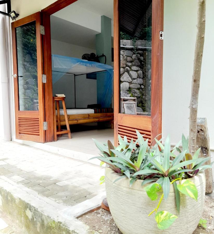 Merdeka House Maluk Exterior photo