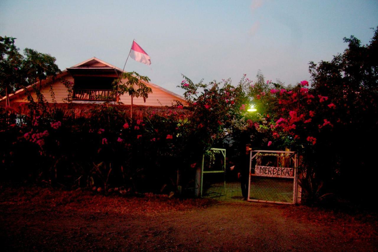 Merdeka House Maluk Exterior photo