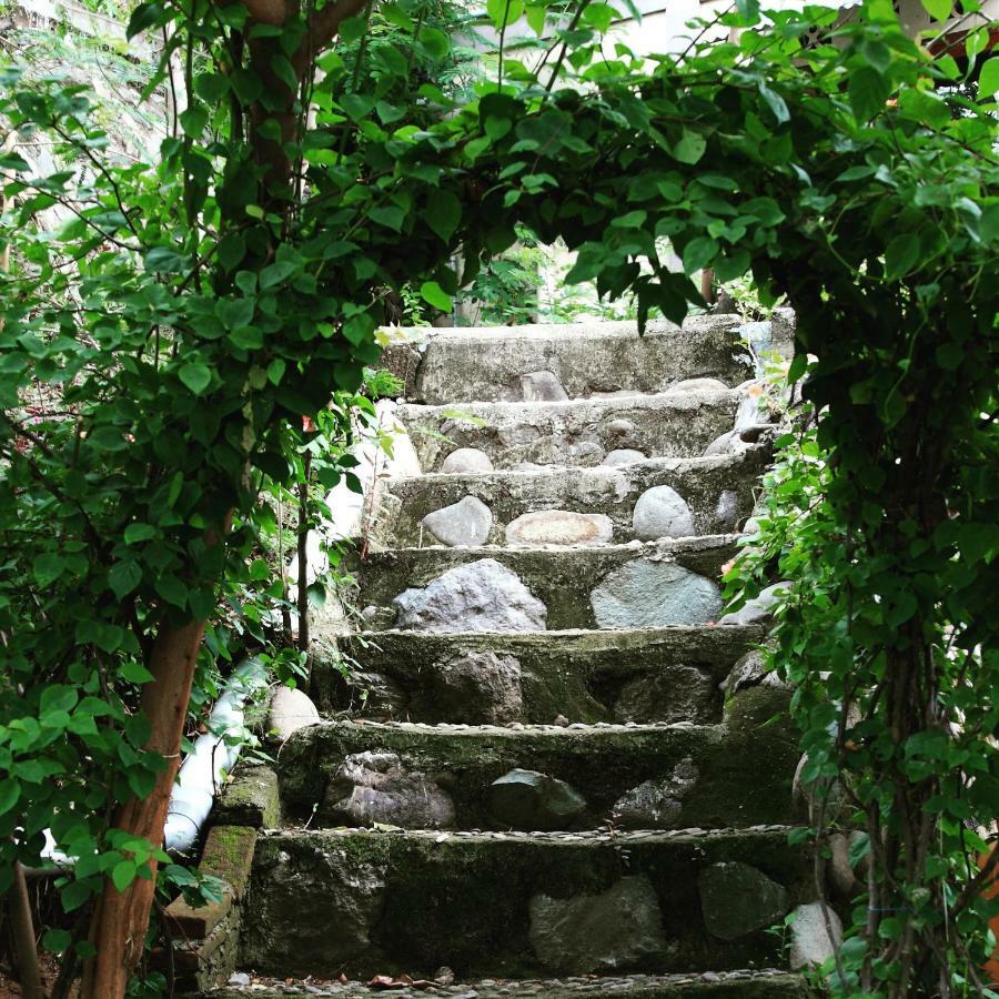 Merdeka House Maluk Exterior photo